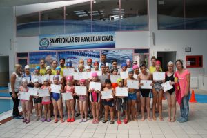 yaz spor okulunda bin üçyüz çocuk yüzme öğrendi (1)