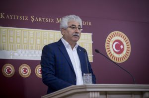 CHP Balıkesir Milletvekili Mehmet Tüm, TBMM'de basın toplantısı düzenledi. ( Emin Sansar - Anadolu Ajansı )